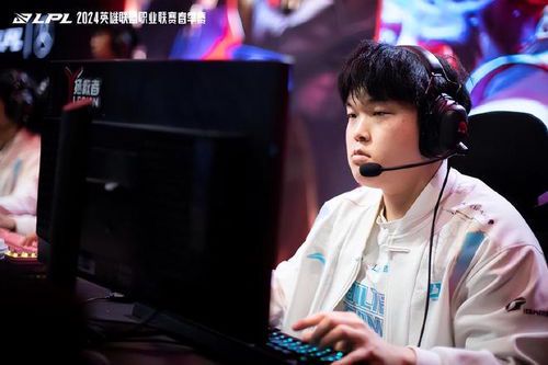 《Faker vs Bin:电竞巅峰对决背后的传奇与新生代》