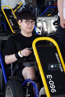 Faker的极速狂飙:当电竞传奇遇上赛车激情