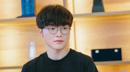 Faker泪洒转会采访：电竞传奇背后的情感瞬间