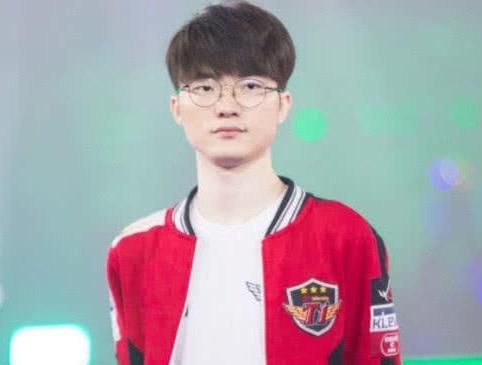 标题：FakerPDD：虚拟偶像与电商带货的跨界现象