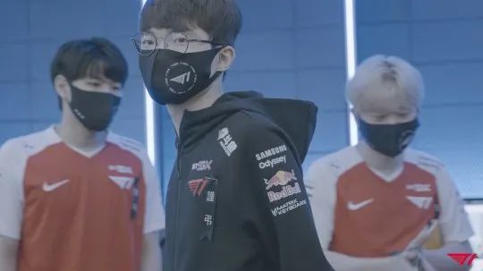 Faker的LOL高光时刻：传奇中单的巅峰操作